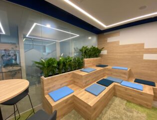 Biuro z drewnianymi ławkami i roślinami.