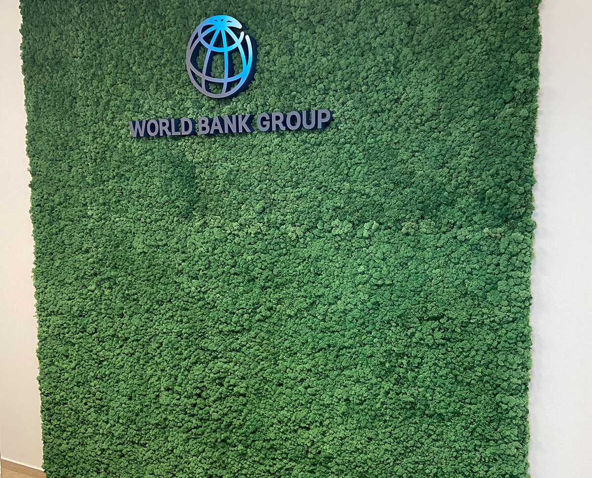 Zielona ściana w biurze z napisem „Grupa Banku Światowego”.