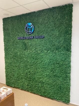 Zielona ściana w biurze z napisem „Grupa Banku Światowego”.