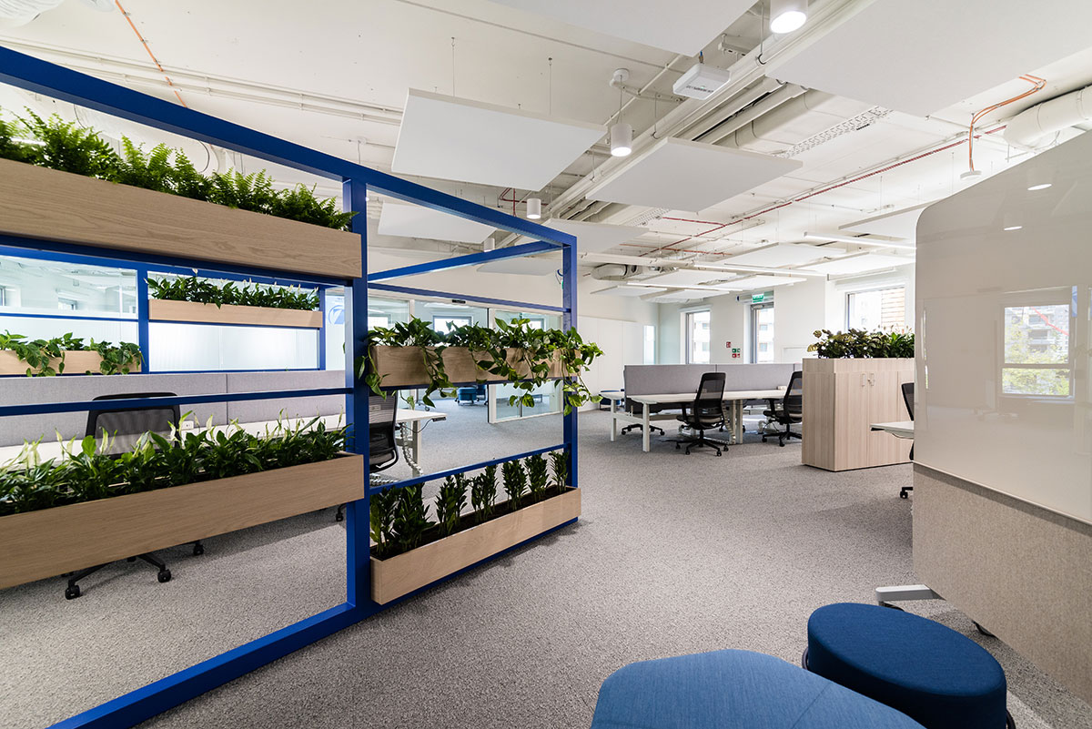 Nowoczesne biuro z roślinami na ścianach.