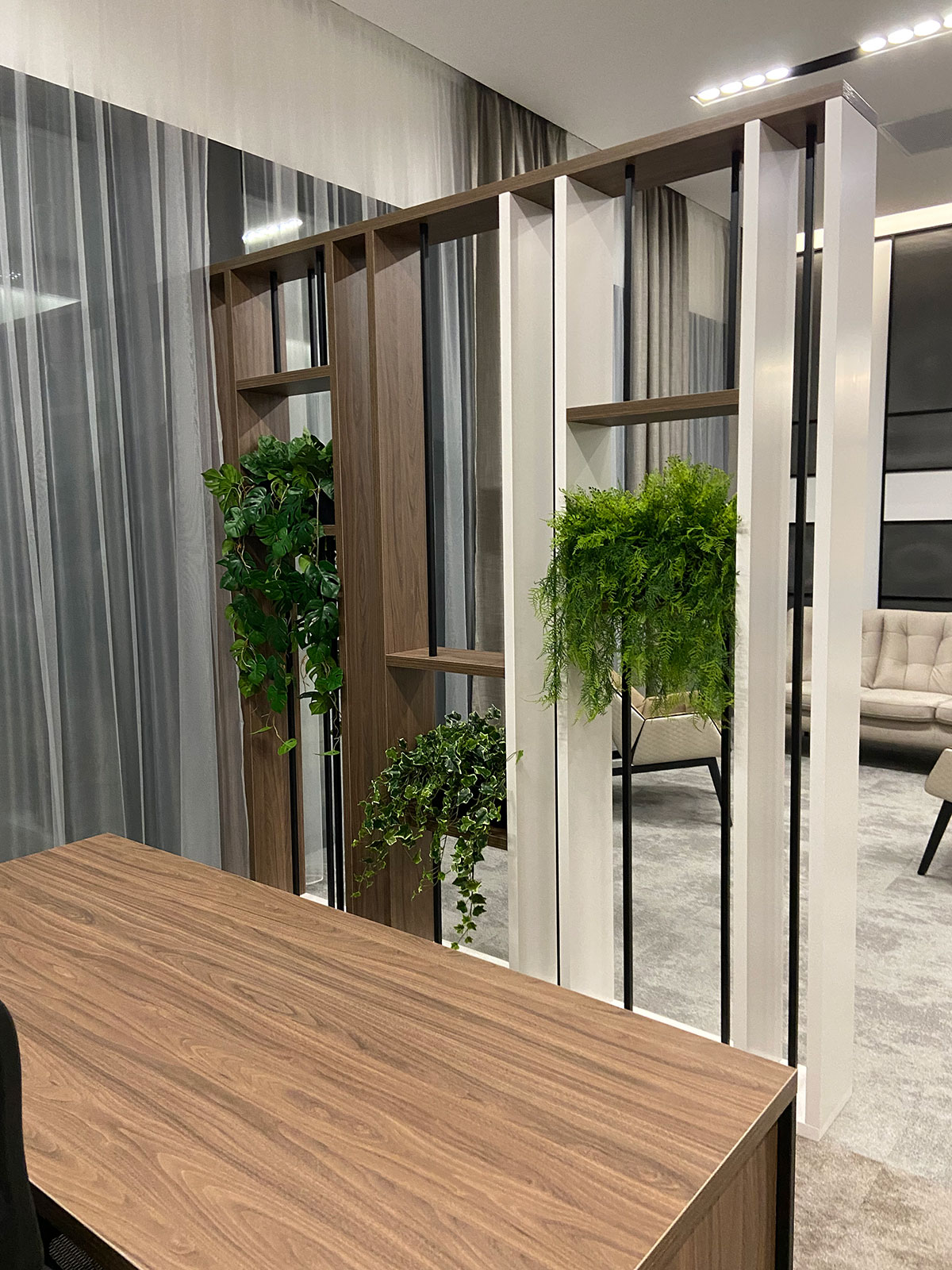 Nowoczesne biuro z biurkiem i roślinami.