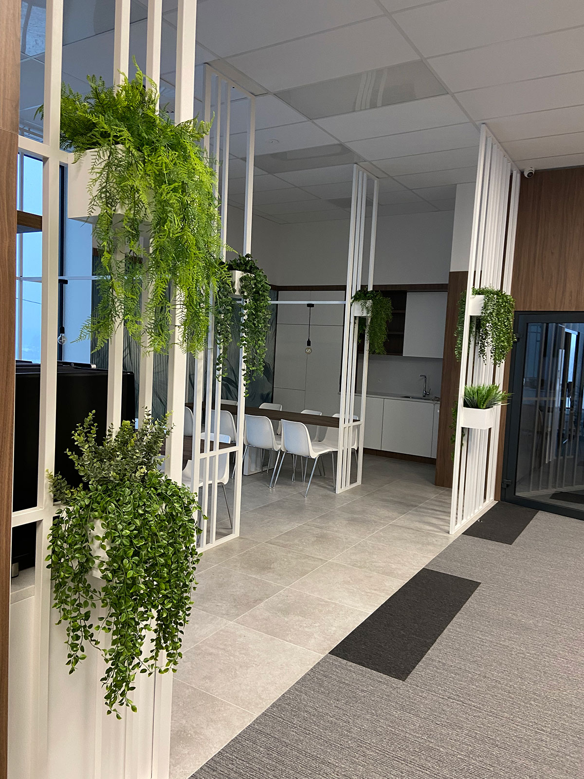 Renderowanie 3D biura z roślinami na korytarzu.