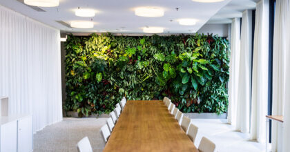 Sala konferencyjna z dużą ścianą roślin.